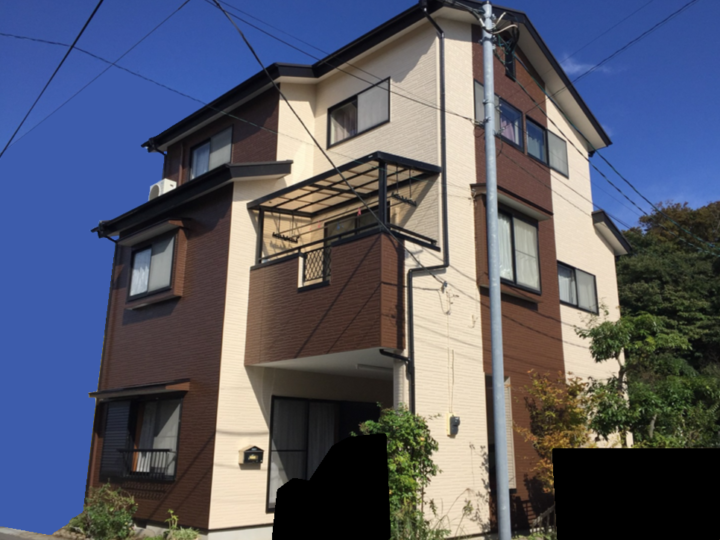 縦にツートンで色分けを行い今風な外観に外壁塗装(駿東郡清水町・I様邸)