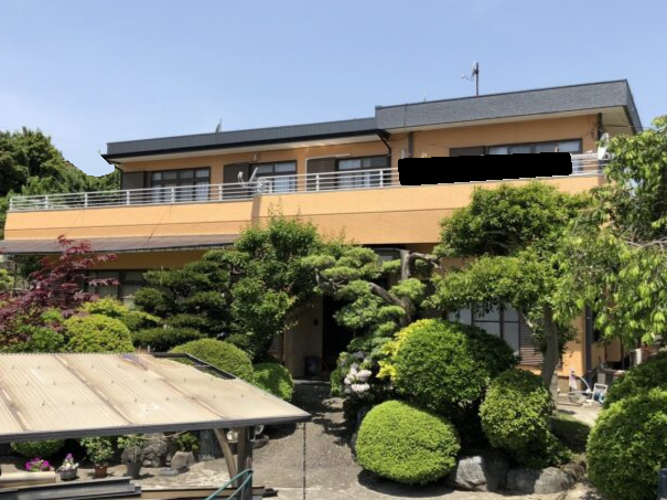 淡いオレンジと濃いグレーのツートンに外壁の塗り替え（沼津市・S様邸）