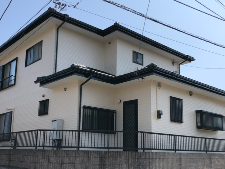濃い色味のタイル調サイディング外壁を薄い色に塗り替え（三島市・O様邸）