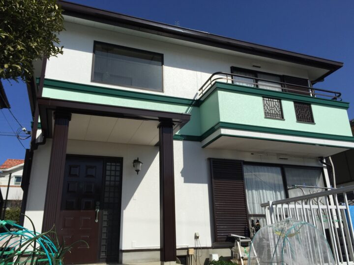 2色の塗り分けで緑が映えるオシャレな住宅にシリコン塗料で外壁塗装・屋根塗り替え（三島市・H様邸・ツートン）