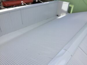 店舗の波トタン屋根の塗り替え塗装工事（三島市・Ｙ様）