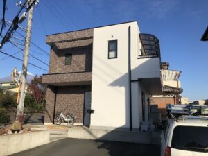 外壁塗装とソーラーパネルのある屋上防水工事（富士市・O様邸）