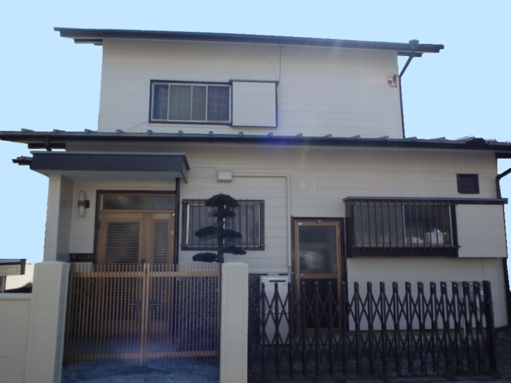 既存塗膜の剥がれが気になっていた金属サイディングの外壁塗装とトタン屋根塗装（沼津市・Ｅ様邸）