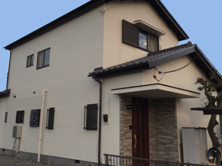 和瓦屋根のお宅のリシン吹きモルタル外壁塗装工事を行いました。（沼津市）