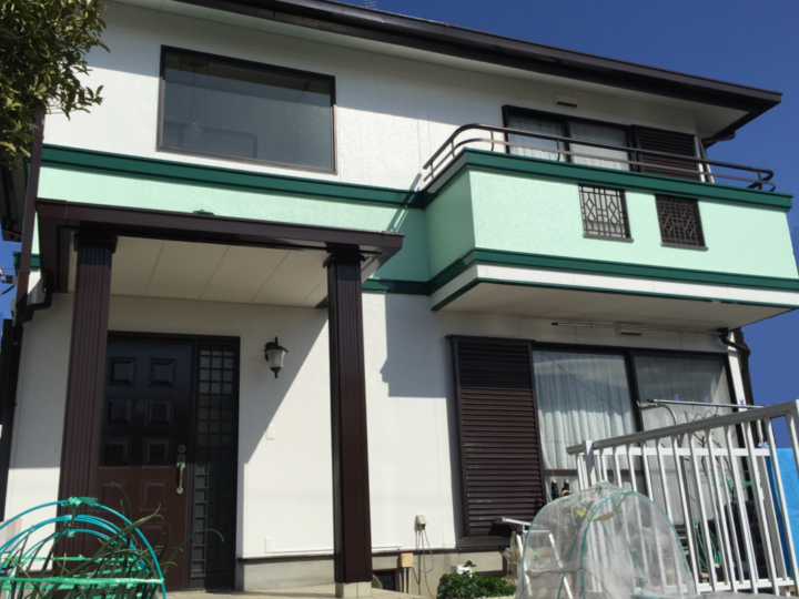 2色の塗り分けで緑が映えるオシャレな住宅にシリコン塗料で外壁塗装・屋根塗り替え（三島市・H様邸・ツートン）