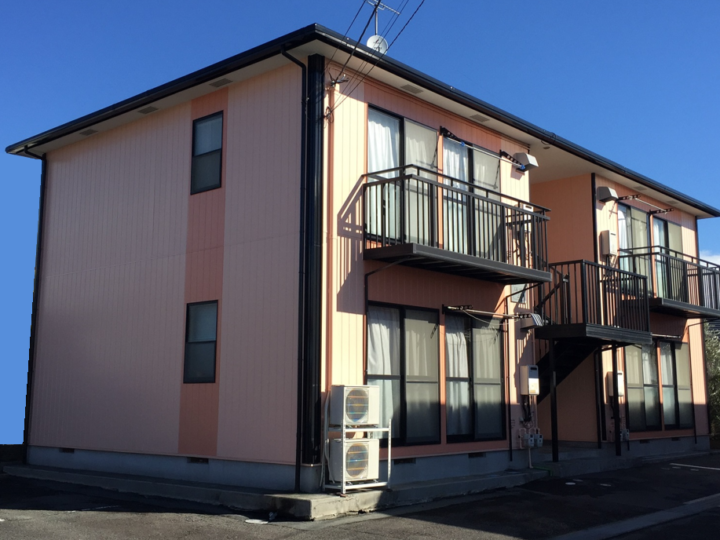 アパートの外壁塗装と屋根塗装をラジカルハイブリッド塗料の縦２色分けツートンで施工しました。（沼津市・M様）