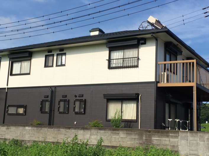 ２色分け（ツートン）でサイディングボードの外壁塗装と同時にベランダ雨漏り補修及びカラーベスト屋根塗装（伊豆の国市・Ｉ様邸）