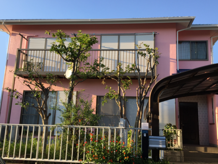 ピンクと青で外壁塗装と屋根塗装を行い洋風でオシャレな明るい色に塗り替え（三島市）