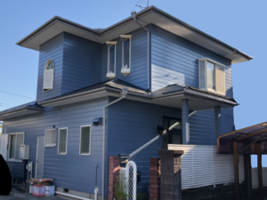 色ムラが目立つ外壁がブルーとホワイトで爽やかなお家に生まれ変わりました（富士市・G様邸）