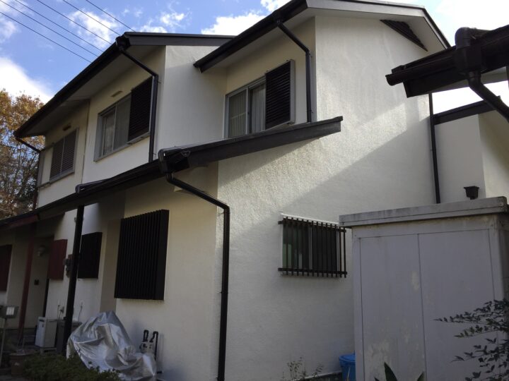 外壁塗装工事で玄関ドアもオシャレな赤に塗り替え（三島市・Ｆ様邸）