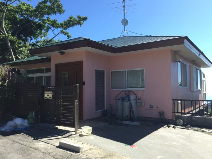別荘地でサンルームから雨漏りが有ったお家の外壁屋根塗装と防水工事及びサンルーム屋根交換（伊東市・M様邸）