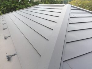 重さと雨漏りが気になる瓦屋根をガルバリウム鋼板屋根に葺き替え（御殿場市・Ｓ様邸）