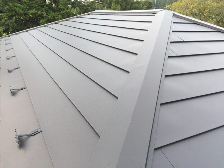 重さと雨漏りが気になる瓦屋根をガルバリウム鋼板屋根に葺き替え（御殿場市・Ｓ様邸）