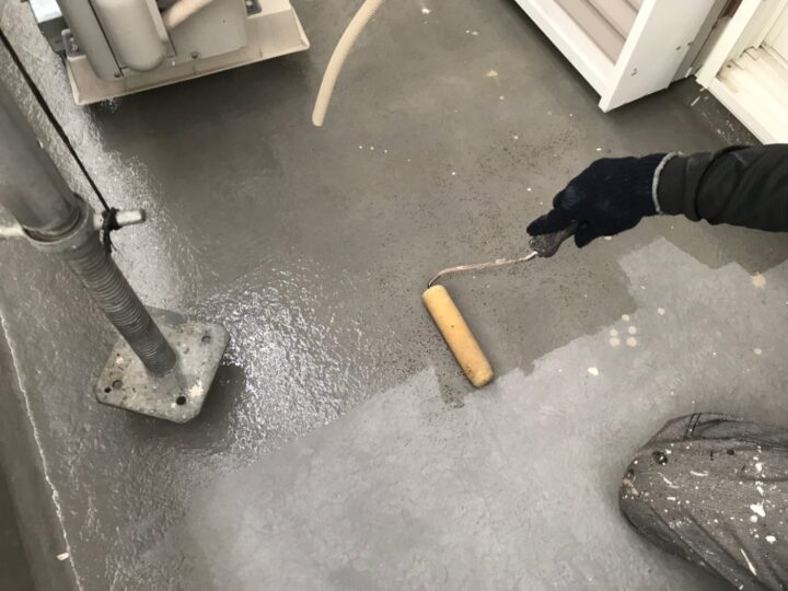 付帯塗装 バルコニー床トップコート塗装 下塗り