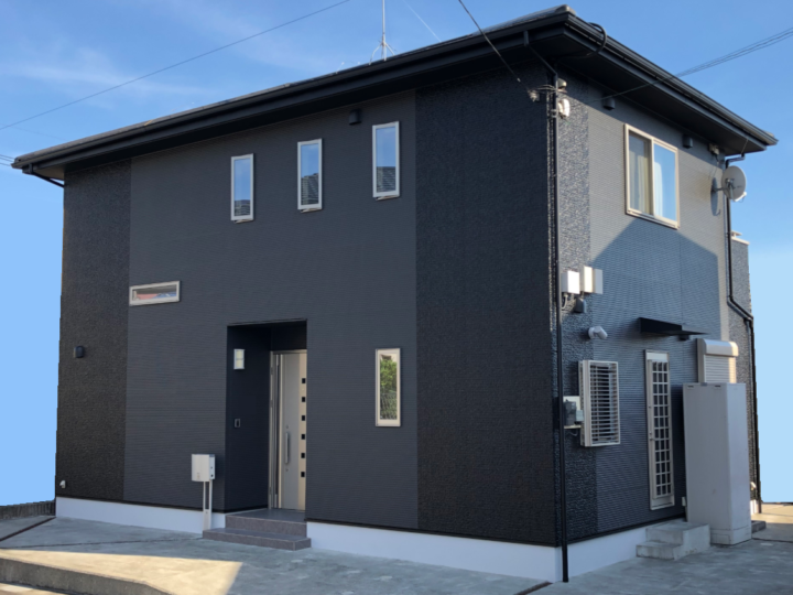 伊豆の国市・T様邸　黒とグレーの2色塗り外壁塗装　外壁塗装　付帯物塗装　|静岡県沼津市・三島市・富士市・静岡市の外壁塗装・屋根塗装専門店塗替え情報館